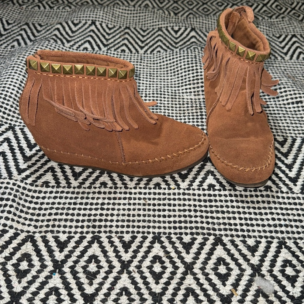 SKCH+3 hidden wedge studded moccasin size 5.5